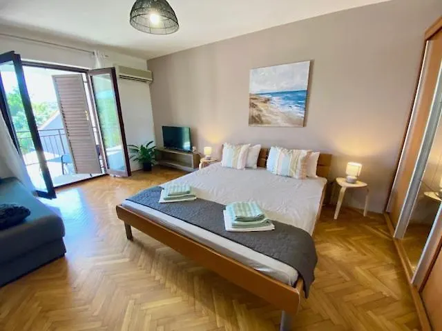 First Floor Marina Views Apartment Pula