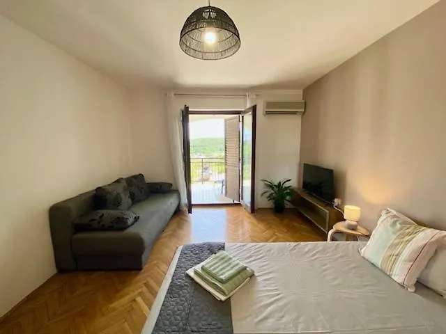 First Floor Marina Views Apartment Pula